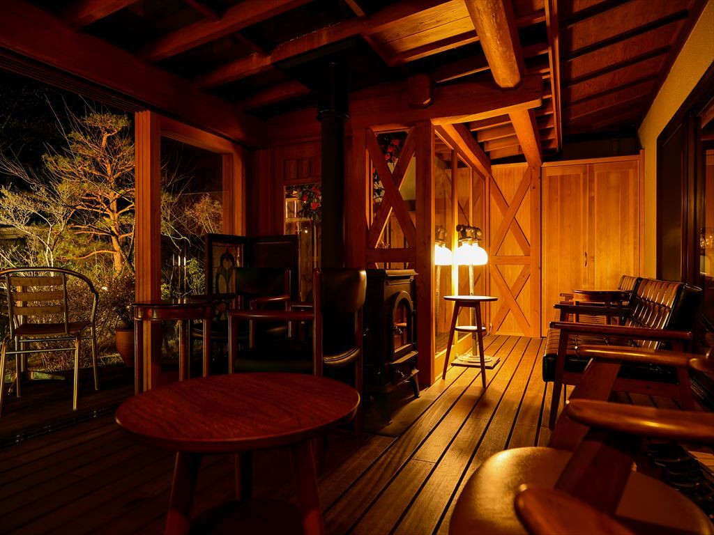 静寂の中、一人寛ぎの時間を過ごす3966491