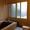 この部屋の内風呂は庭をみながらというのが難しい