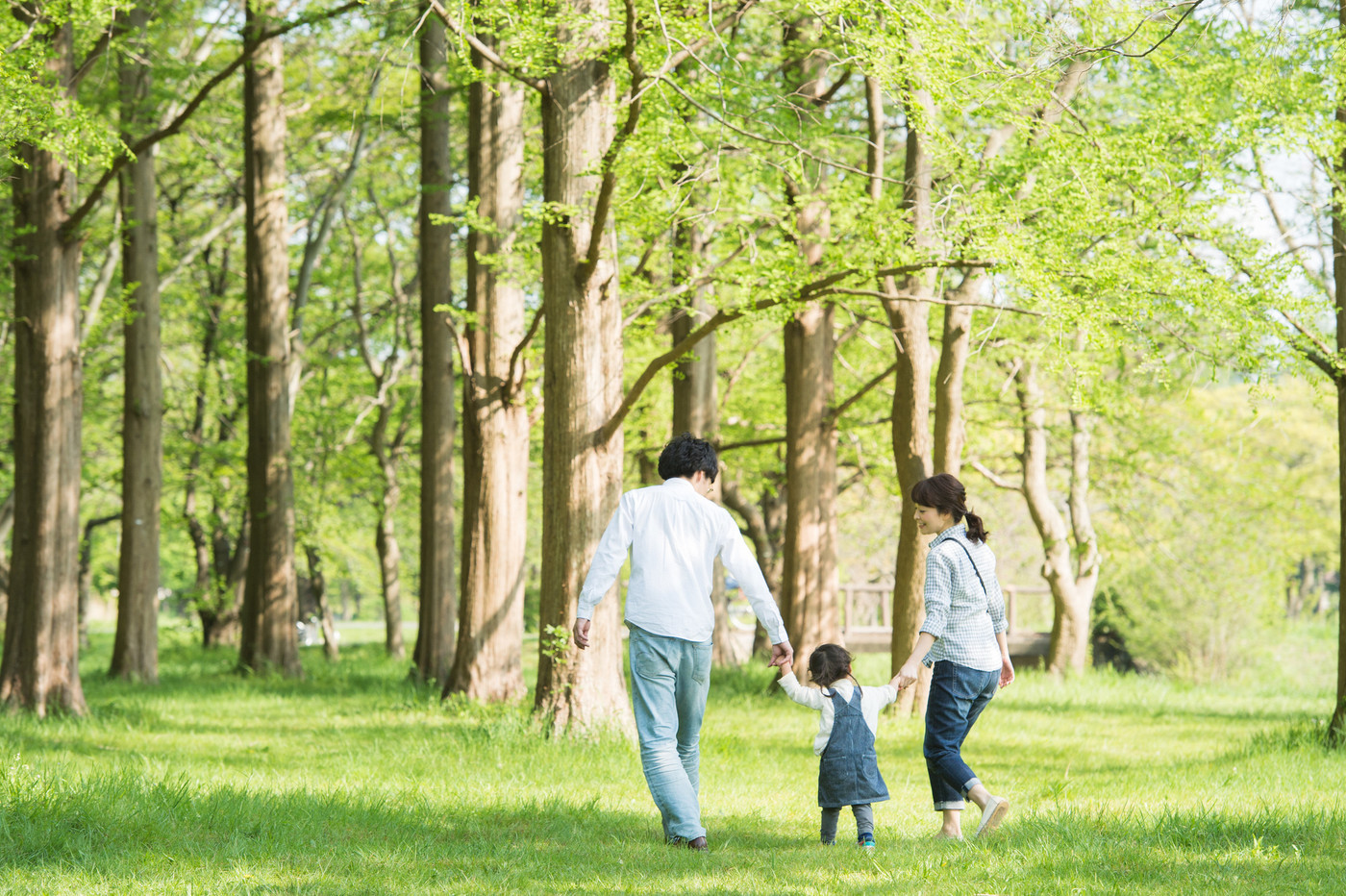 公園で遊ぶ親子