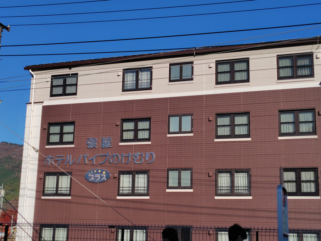 駅から近くて踏切のそばですぐわかる外観