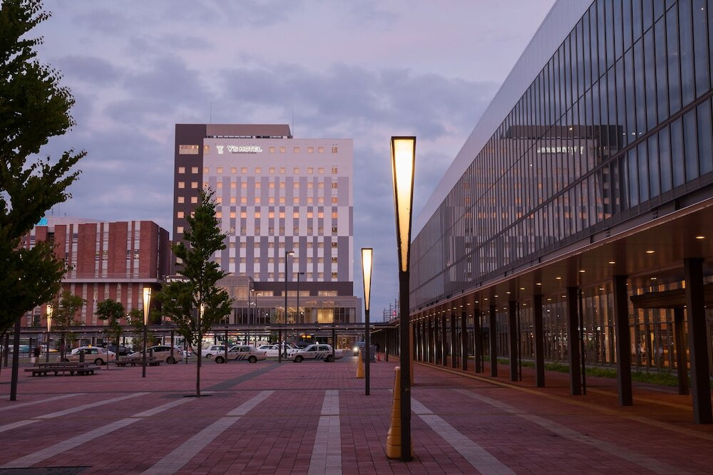 施設の正面 (日没後)