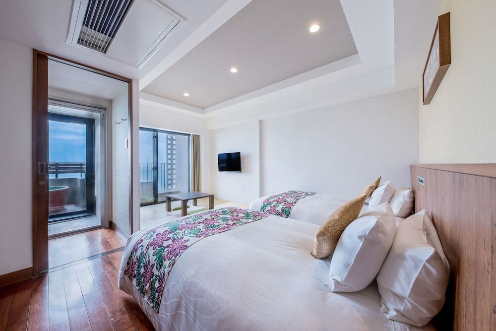 迫力満点の航空機を眺めるインフィニティプール＆立って入る温泉が魅力3360269