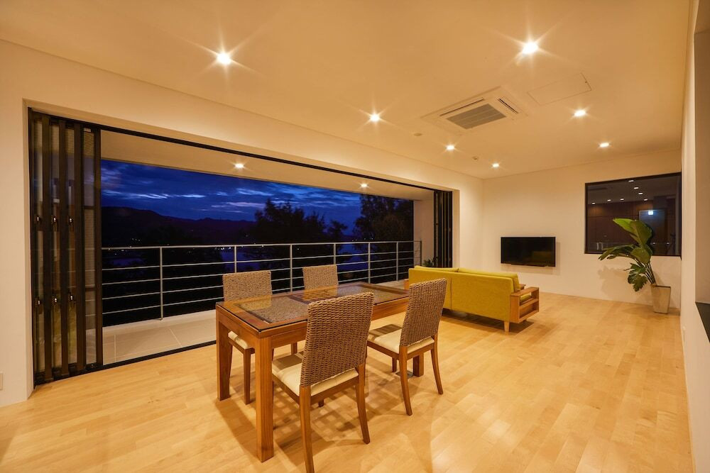 客室内のダイニングエリア