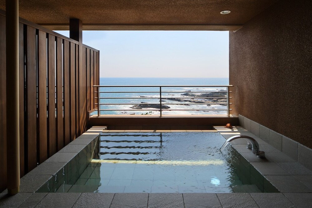 海が一望できる客室や露天風呂で贅沢な時間を4229869