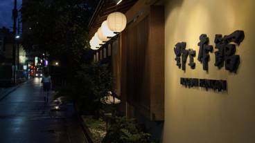 施設の正面 (日没後) / 2