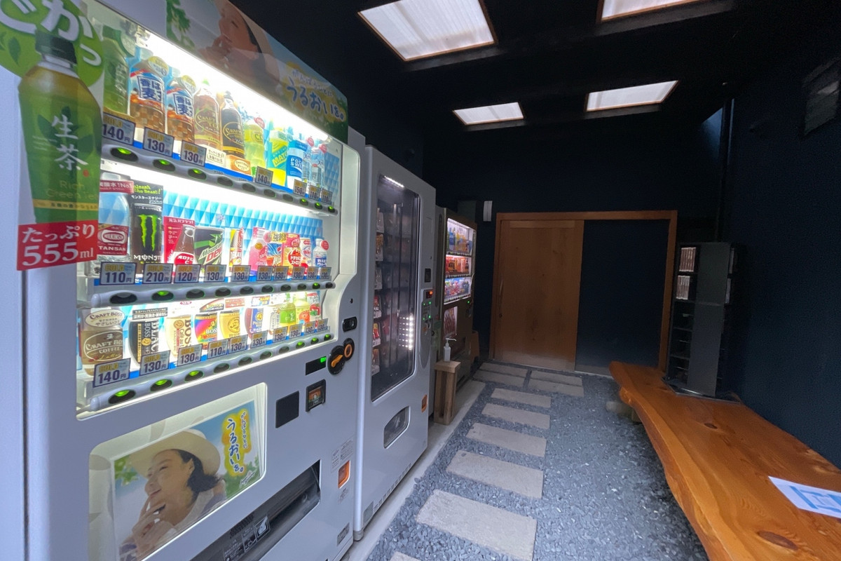 食事のない宿ですが飲料やアイスの自販機はありました。