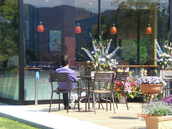 「スターバックス・コーヒー 宮島サービスエリア下り線店」その他 841683 わんちゃんを繋いでおくところもあります。