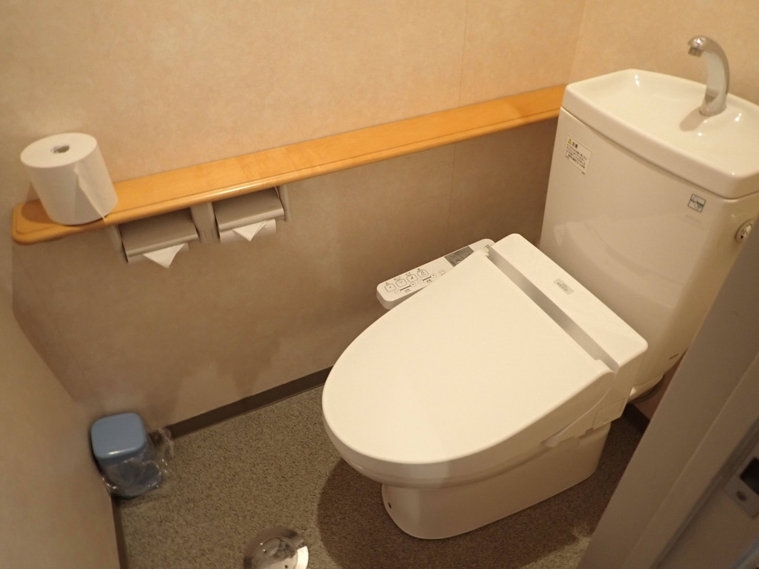 部屋のトイレ。風呂は大浴場を使用