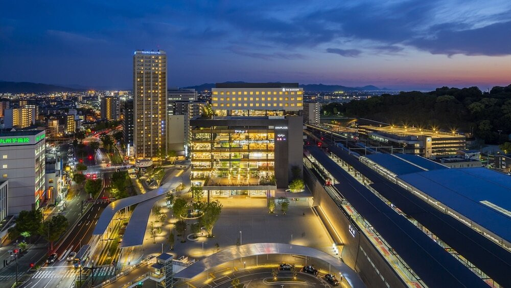 施設の正面 (日没後)