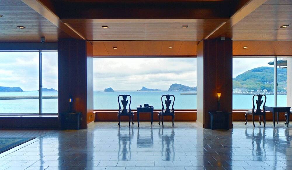 エントランスから見たロビー / 1