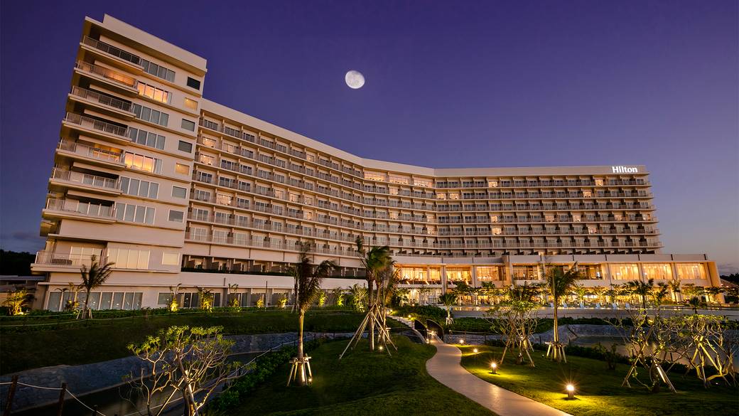 ライトアップされた夜のホテル / 3