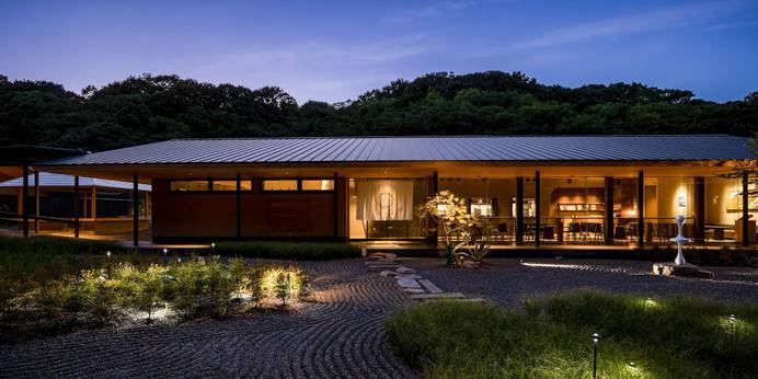 直島旅館 ろ霞（香川県 旅館）：美しく整えられた庭園「山祉水明（さんしすいめい）」、その先にある趣たっぷりの日本家屋。非日常の光景が訪れる人の気持ちをぐっと盛りあげてくれる。 / 1