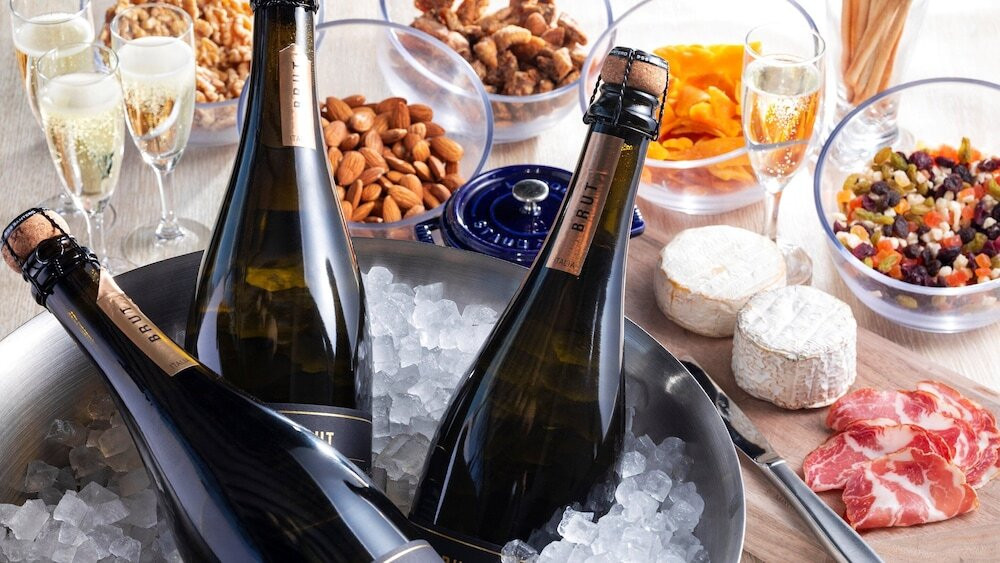 朝からスパークリングワインと生ハムで優雅な気分に♪4283923