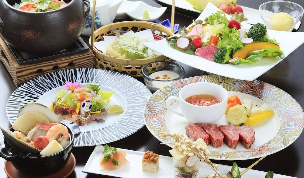 鉄板焼きにお刺身も！
美味なる創作和食会席 / 1