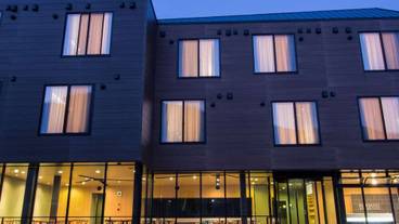 施設の正面 (日没後) / 2