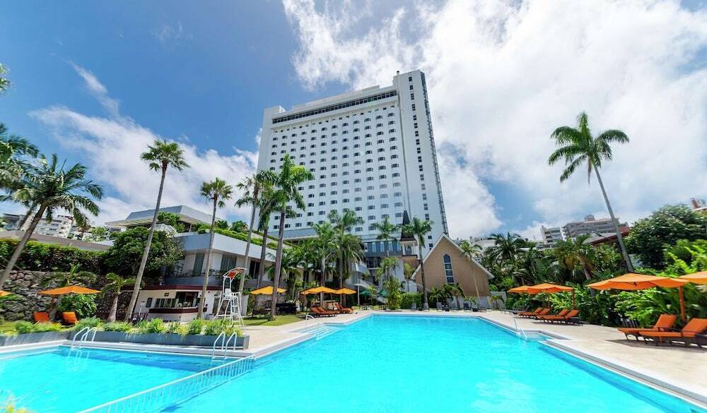 ホテル外観と屋外プール / 4