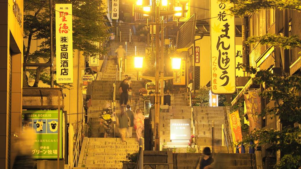 老舗温泉街の
夜の賑わいに大興奮 / 1