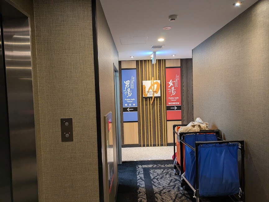 ２階のお風呂入り口。かなり狭いです。