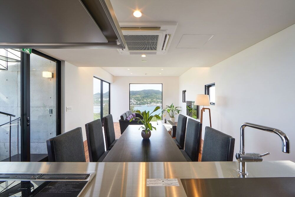 客室内のダイニングエリア