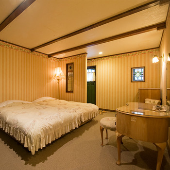 優美なアンティーク家具にうっとり。客室露天風呂のバラ風呂3643595