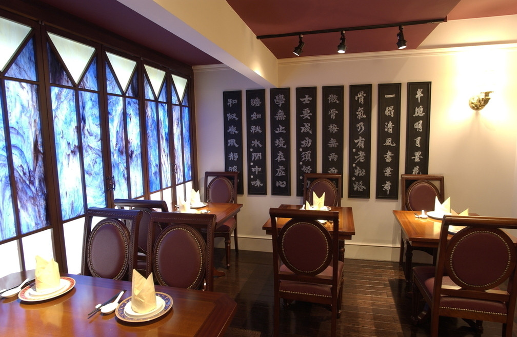 「Shanghai Dining 状元樓 自由が丘店」内観 1001985 ステンドグラスと書をあしらった装飾に囲まれた神秘的な雰囲気の席