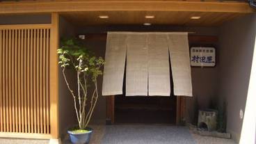 施設の入り口 / 13