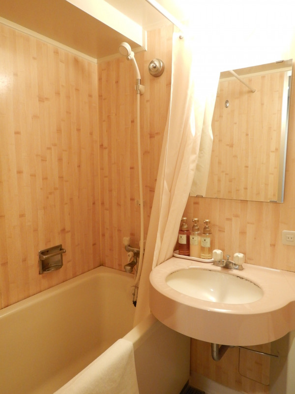 明るいユニットバス…