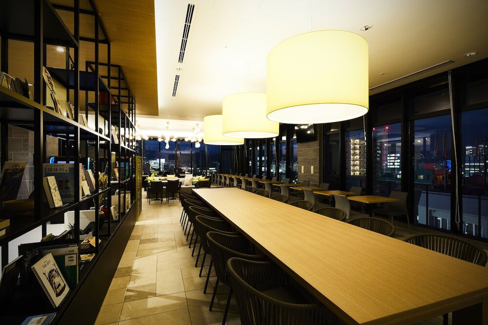 インターゲートラウンジ ライブラリー 夜の雰囲気