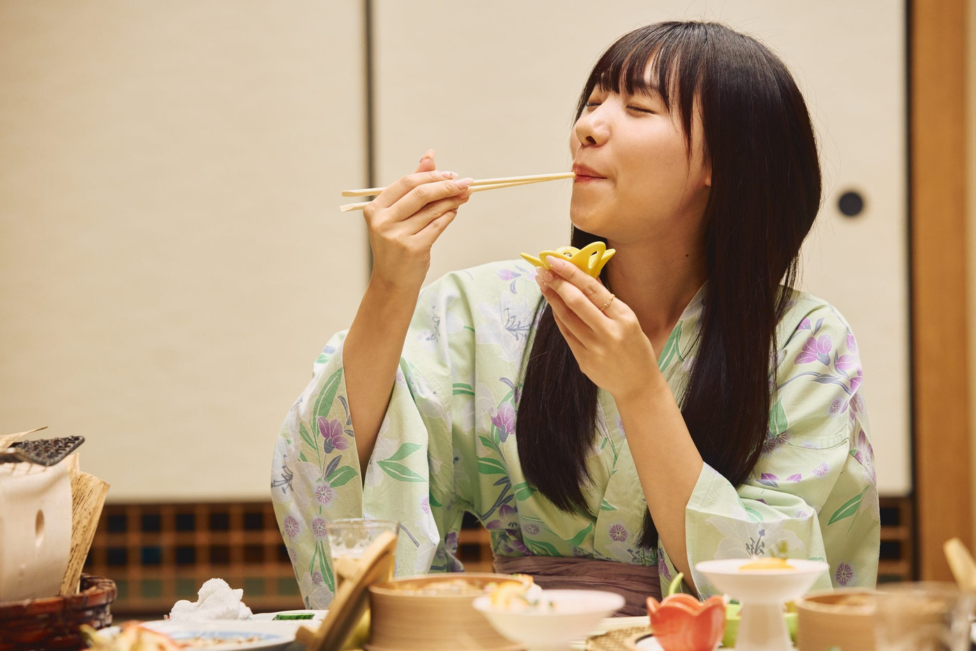 旅館で食事を楽しむ女性たち　撮影協力・白玉の湯 泉慶