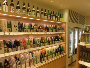 「金沢地酒蔵」内観 1018295 日本酒のラインナップ