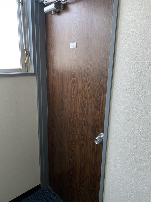 ドアの覗き穴やチェーンはない