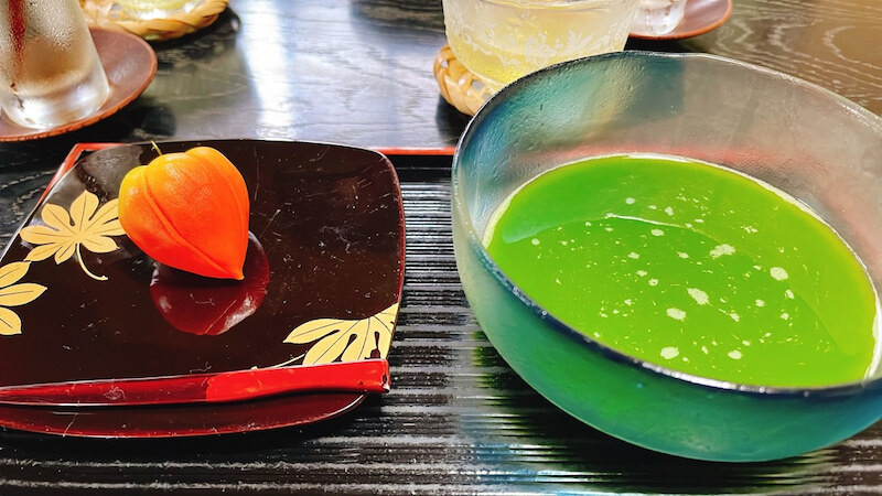 抹茶には季節の上生菓子付き / 3