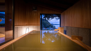 [302] 露天風呂付 キングサイズベッドルーム / 52平米 (禁煙) : 食事処