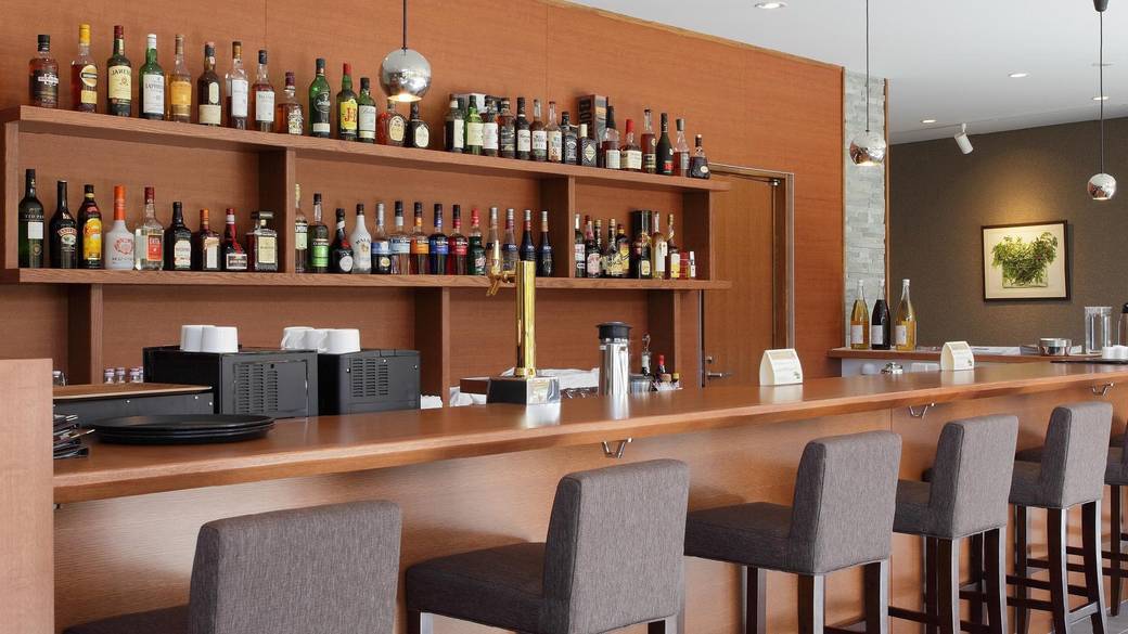 ラウンジで
のんびり過ごす夜 / 2