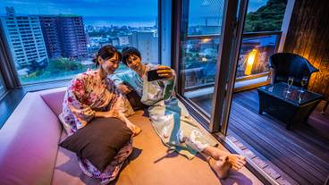 新館 月ノ想／メゾネットルームのソファと眺望一例② / 8