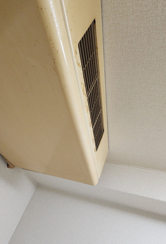 吹き出し口の清掃がされていないようです