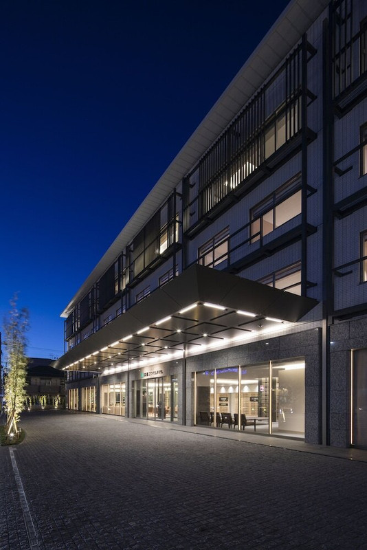 施設の正面 (日没後)