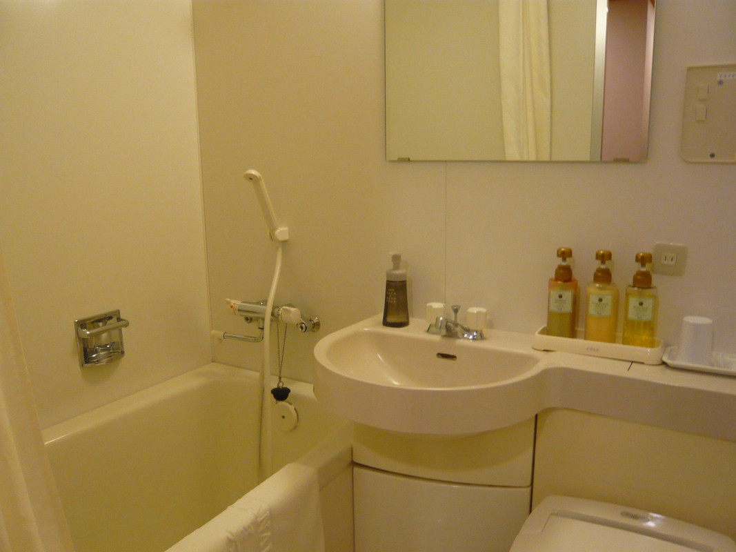 ちょっと足が伸ばせるバスタブでした