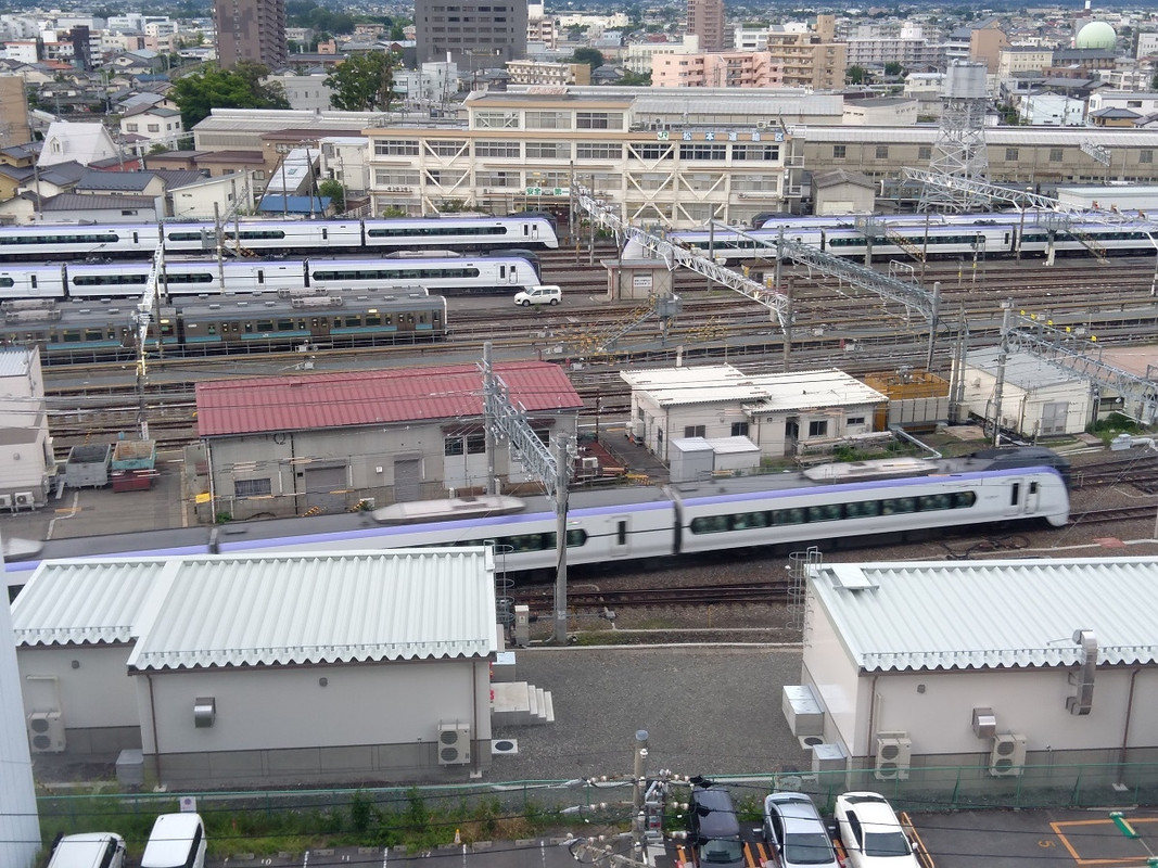 松本駅の車両基地が眼下に見える。特急「あずさ」がいっぱい！