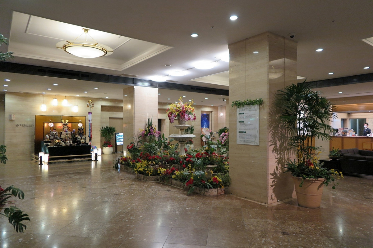 広めのロビーには花いっぱい！豪華な五月人形も飾られていました