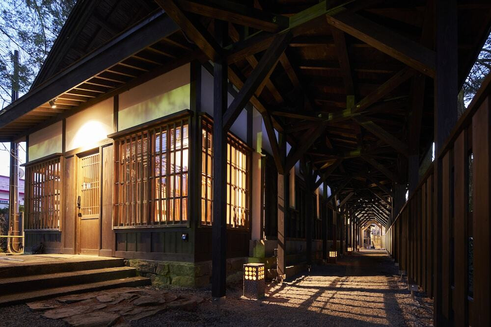 施設の正面 (日没後)