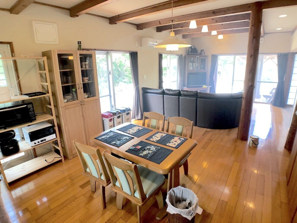 客室内のダイニングエリア