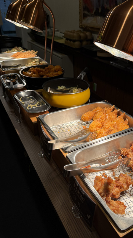 シェフの手作りパンにデザートも美味しいお料理でした