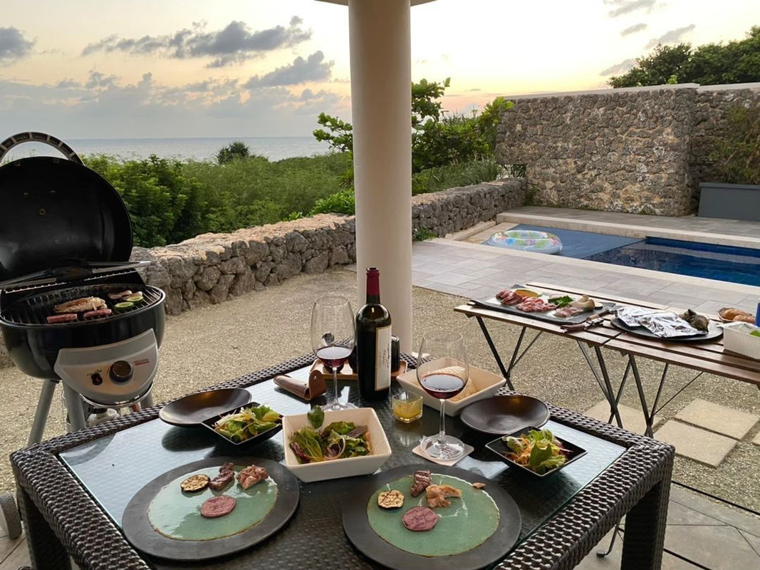 夕食はお部屋のテラスでバーベキュー。贅沢に楽しみたい場合は、コースのグレードを上げることも可能 / 1