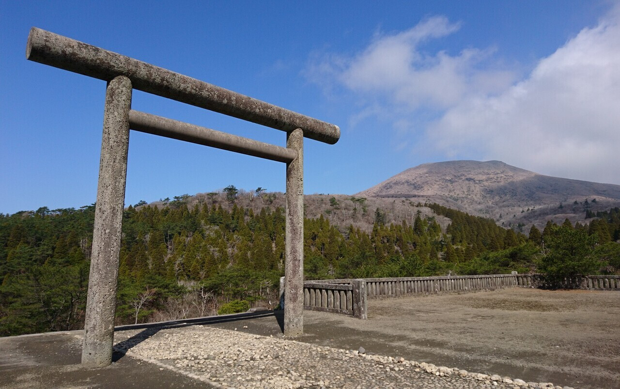霧島神宮小宮の鳥居の中に見える高千穂峰