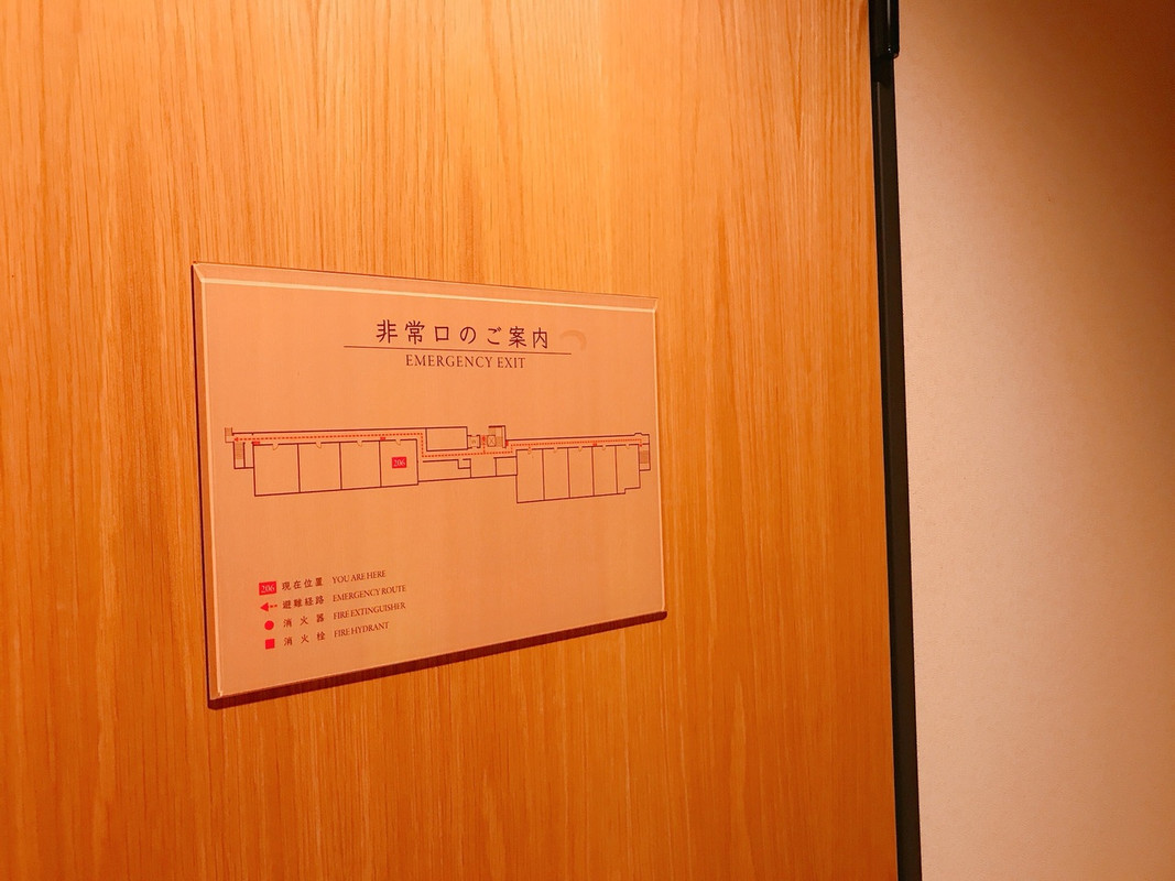 206号室、隣はBARでした。