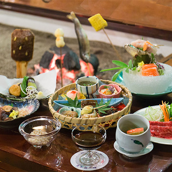 お宿と食事処の間には風情ある橋が。彼と手をつなぎながら渡ろう3564006