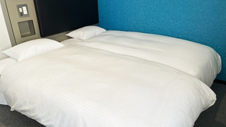 コンパクトハリウッドツイン シングルベッド2台 喫煙可