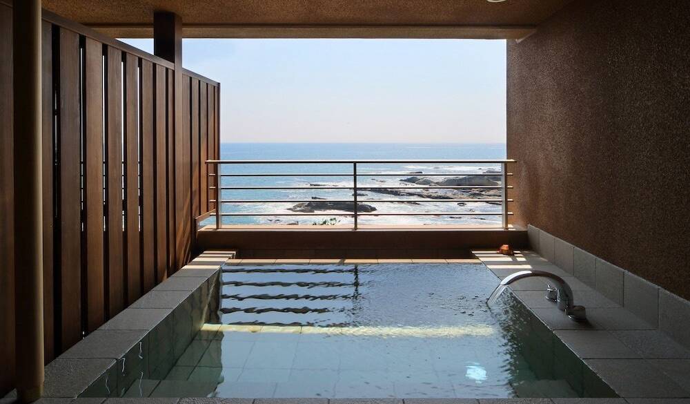 朝日を眺めながら
爽快な朝風呂タイム / 1