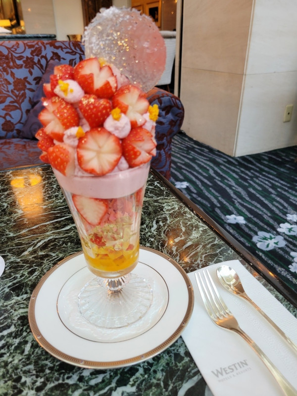 キラキラのいちごパフェ